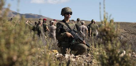 El Ejército de Tierra realiza una demostración dinámica que integra sistemas robotizados en colaboración con la industria nacional y la participación de observadores internacionales y de las Fuerzas Armadas, en el Campo de Maniobras y Tiro 'Álvarez de Sotomayor' en Viator (Almería). A 30 de octubre de 2025, en Viator, Almería (Andalucía, España). Estos ejercicios pretenden mostrar la capacidad robótica de enfrentamiento del Ejercito del Tierra, evaluando para ello, su competitividad en sistemas aéreos y terrestres no tripulados, guerra electrónica, sistemas antidron, municiones merodeadoras y soluciones de comunicaciones satelitales y 5G.