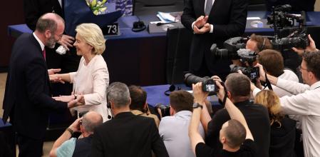 Manfred Weber y Ursula von der leyen, sonrientes para los fotógrafos, tras la reelección de esta última como presidenta de la Comisión Europea en julio de 2024&nbsp;