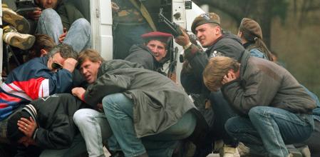 Un soldado bosnio responde al fuego de un francotirador en Sarajevo el 6 de abril de 1992