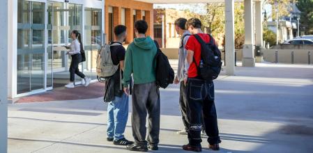 No es un regreso al pasado, sino una reacción vinculada a la polarización política, el auge de la extrema derecha y a la exposición continua a discursos misóginos y antifeministas.