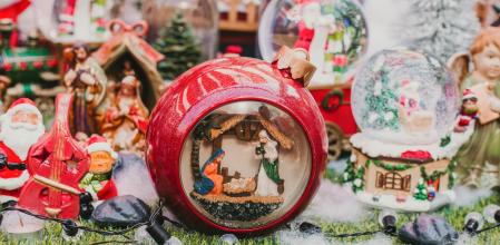 Imagen de recurso: bolas de cristal navideñas junto a otras decoraciones