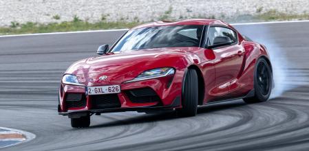 El Toyota GR Supra acelera de 0 a 100 km/h en 4,3 segundos y alcanza una velocidad punta de 275 km/h 