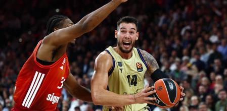 MUNICH (Germany), 12/11/2025.- David McCormack of Munich (L) and Willy Hernangomez of Barcelona (R) in action during the Euroleague Basketball match between FC Bayern Munich and FC Barcelona in Munich, Germany, 12 November 2025. (Baloncesto, Euroliga, Alemania) EFE/EPA/ANNA SZILAGYI