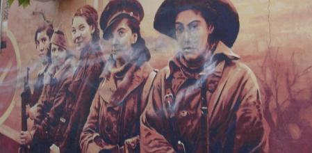 Mural de las milicianas del 5º Regimiento en noviembre de 1936, en la pared exterior del Ateneo Republicano de Vallecas.