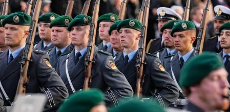 Soldados desfilando el pasado 12 de noviembre en el 70 aniversario de las fuerzas armadas alemanas&nbsp;