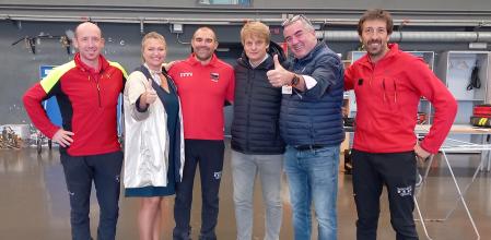 Isabelle y Thomas en la visita del sábado a las instalaciones de los GRAE; en el centro, el GRAE Roger Benet y el piloto, Xavi Rovira, que intervinieron en el rescate&nbsp;