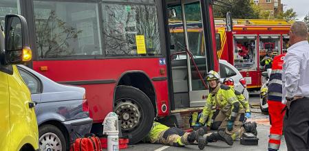 Accidente múltiple en Granada: una mujer queda atrapada bajo un autobús