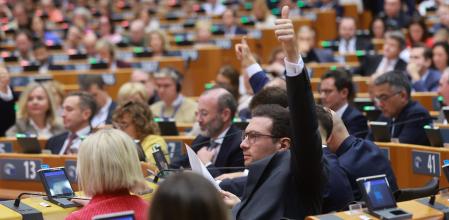 El líder del grupo de extrema derecha Patriots, el francés Jordan Bardella, dando instrucciones de voto el jueves en el Parlamento Europeo. En segundo plano, el líder del PPE, Manfred Weber&nbsp;