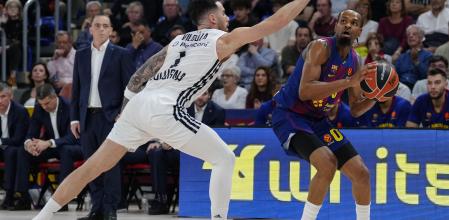 BARCELONA, 14/11/2025.- El alero estadounidense del FC Barcelona, Kevin Punter (d), con el balón ante la defensa del escolta de la Virtus Bolonia, Luca Vildoza, durante el encuentro correspondiente a la fase regular de la Euroliga que disputan hoy viernes FC Barcelona y Virtus Bolonia en el Palau Blaugrana, en Barcelona. EFE / Alejandro García.