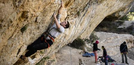 Una persona escalando 