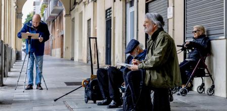 FOTO ALEX GARCIA AFICIONADOS AL DIBUJO EN LA PLAÇA MASADAS DE LA SAGRERA. JUBILADOS. PENSIONES. ARTE 2025/10/29