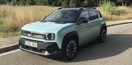 El antifaz negro de la falsa parrilla, que por primera vez en Renault luce un logo retroiluminado. es un recurso estilístico que homenajea al primer R4&nbsp;