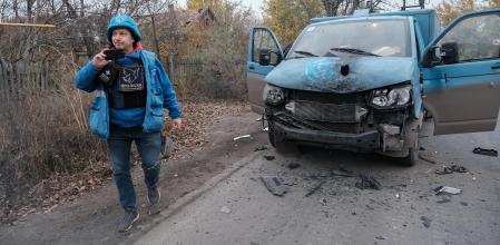 Un vehículo de la organización humanitaria Proliska atacado por un dron FPV cerca de la localidad de Kostiantinivka.&nbsp;