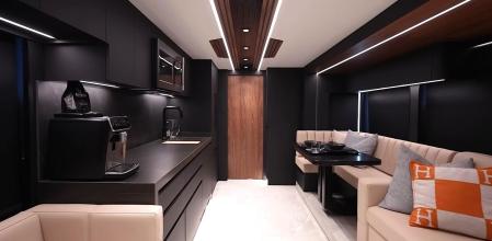 Los materiales de alta gama y la automatización total del interior definen un nuevo estándar para las autocaravanas de lujo.