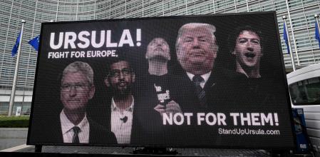 En los exteriores del Parlamento Europeo, pantallas piden a Ursula von der Leyen que luche por Europa, no por los magnates tecnológicos.