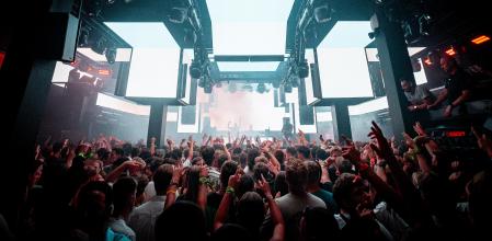 Los turistas ya no viajan por los monumentos, la vida nocturna manda: más de la mitad de los viajeros planifica su viaje por la fiesta