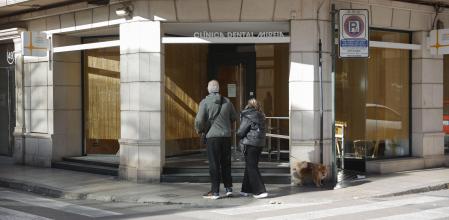 Fachada principal de la clínica dental de Alzira (València) en la que se trató a una niña que falleció poco después.&nbsp;