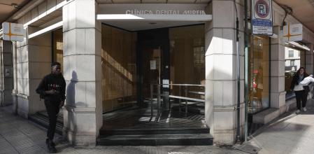 Fachada principal de la clínica dental de Alzira (Valencia)