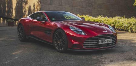 El chasis es de aluminio y la carrocería es en fibra de carbono íntegramente para mantener a raya su preso sobre la báscula, que se detiene en 1.910 kilos 