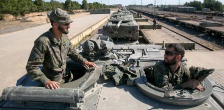 ESPAÑA FUERZAS ARMADAS:GRA226. ZARAGOZA, 01/06/2016.- Miembros de la tripulación de un carro de combate Leopardo 2E esperan su truno para subir al tren su vehículo, que ha participado en el ejercicio militar 