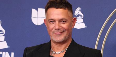 Alejandro Sanz poses with the Record Of The Year award for “Palmeras En El Jardin” and the Best Contemporary Pop Album award for “¿Y Ahora Que?”, at the 26th Annual Latin Grammy Awards in Las Vegas, Nevada, U.S., November 13, 2025. REUTERS/Ronda Churchill