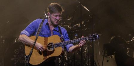 Un energético Marcus Mumford demostró su gran nivel vocal esta noche en Barcelona