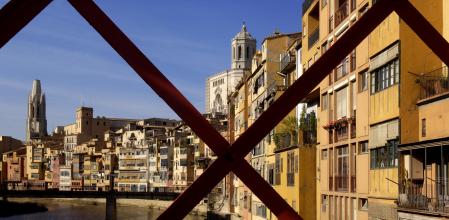Vista de Girona con las casas del Onyar enmarcadas por la estructura del puente