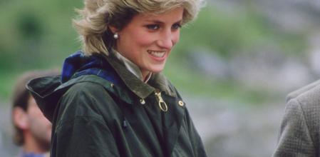 La princesa Diana luce una Barbour durante su visita a Castlebay en la isla de Barra, en las Hébridas Exteriores, julio de 1985.