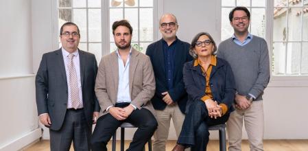 Expertos reunidos en los Encuentros Acciona para analizar cómo la movilidad eléctrica transformará el empleo del futuro.