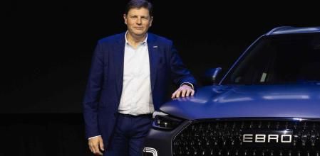 Pedro Calaf, CEO de Ebro Motors (izquierda) y Rafael Ruiz, presidente de Ebro EV Motors, posan junto al S900 PHEV