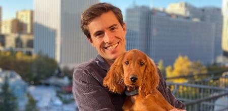 Antonio Prado, fundador de Furvola, con su perro Nara