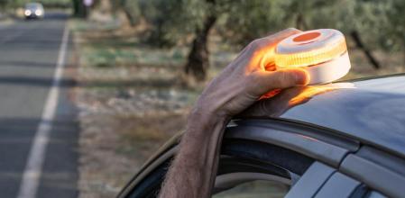 La baliza V-16 será obligatoria a partir del 1 de enero de 2026 en sustitución de los triángulos de emergencia 