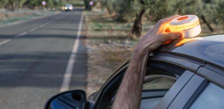 La baliza V-16 conectada será, a partir de 2026, el único elemento válido para señalizar una parada de emergencia en carretera en España&nbsp;