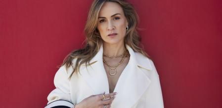 Abrigo blanco de lana con cinturónde Sportmax.Pendientes, collar y pulsera HardWear, colgante y pulsera Lock, anillos TT1, LockyKno todo de Tiffany&amp;Co,