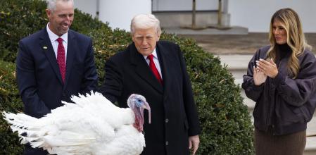 Donald y Melania Trump indultan un pavo en la celebración previa al Día de Acción de Gracias&nbsp;