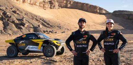 Laia Sanz posa con el prototipo de Ebro y su copiloto Maurizio Gerini