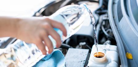 Ha que evitar echar agua al depósito del refrigerante 