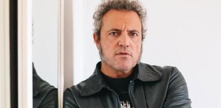 Carlos Tarque es un cantante y compositor, miembro fundador del grupo musical M-Clan