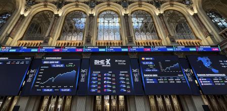 MADRID, 26/11/2025.- La Bolsa española sube el 0,37 % tras la apertura de este miércoles y supera los 16.200 puntos, mientras el mercado sigue descontando que la Reserva Federal de Estados Unidos (Fed) bajará los tipos de interés en diciembre. A las 9.10 horas, el IBEX 35, el principal selectivo español, alcanza los 16.200,1 puntos tras avanzar ese 0,37 %. Las ganancias del año son del 39,71 %. EFE/ Altea Tejido Sánchez