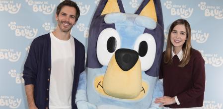 Marc Clotet y Natalia Sánchez, con Bluey
