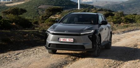 Los faros delanteros son nuevos, con un formato más afilado y estilizado, mientras que la zaga luce la clásica firma luminosa con un “strip” central iluminado que une ambos pilotos&nbsp;