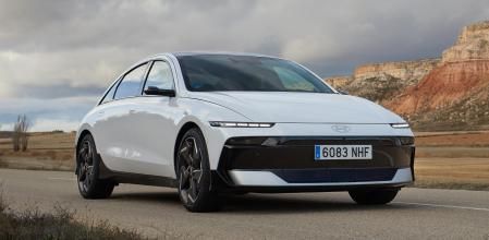 El nuevo y estilizado Ioniq 6 destaca por su sobresaliente coeficiente aerodinámico de solo 0,21; los faros Matrix LED delanteros actualizados mejoran la visibilidad. 