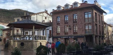 Plaza del pueblo riojano de Ezcaray.