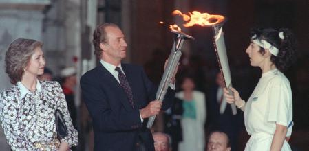 El Rey recibe la llama olímpica de manos de la relevista Cristina García. 8 de julio 1992