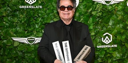Jafar Panahi posa con los tres premios Gotham obtenidos por ?un simple accidente'