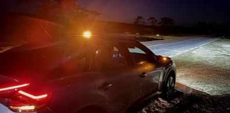 Una baliza V-16 colocada encima del coche para advertir al resto de conductores