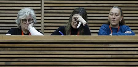 La presidenta de la Asociación Víctimas Mortales Dana 29-O, Rosa María Álvarez (c), durante el pleno de investidura de Pérez Llorca. 