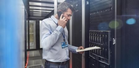 Implementar medidas de seguridad en los dispositivos corporativos es esencial para salvaguardar la información y garantizar la continuidad del negocio