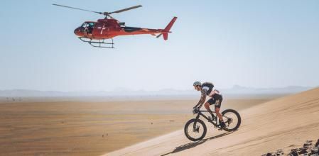 Imagen de un ciclista participante en la pasada edición de la Titan Desert.
