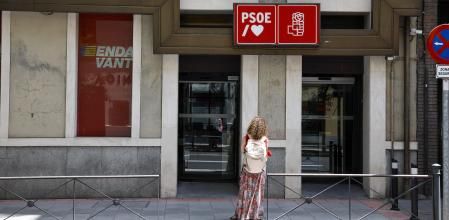 MADRID, 20/06/2025.- La Unidad Central Operativa (UCO) de la Guardia Civil ha accedido este viernes a la sede del PSOE, en la calle Ferraz, a petición del Tribunal Supremo, para clonar el correo corporativo del exsecretario de Organización del partido Santos Cerdán, investigado por adjudicaciones presuntamente irregulares.EFE/Rodrigo Jiménez